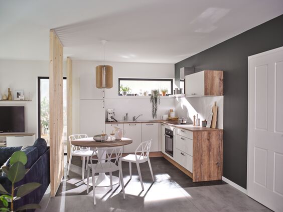 Découvrez nos astuces pour transformer votre cuisine blanche en un espace chaleureux et cocooning : bois, couleurs pastel, plantes et textures douillettes. 