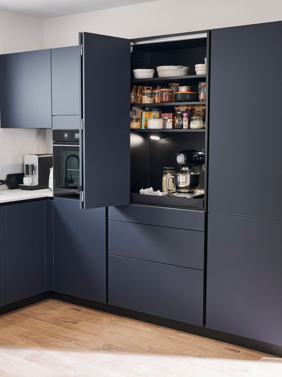 Découvrez nos solutions de meubles d'appoint modulables pour optimiser votre cuisine : îlot nomade, meubles escamotables, billot caché et garde-manger personnalisable.