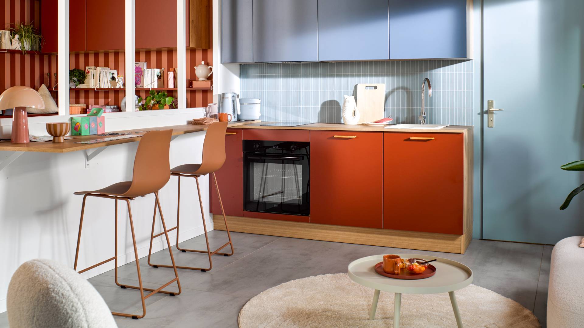 Verrière, claustra, porte coulissante, îlot central... Découvrez toutes nos idées pour aménager votre cuisine semi-ouverte sur salon avec style et fonctionnalité.