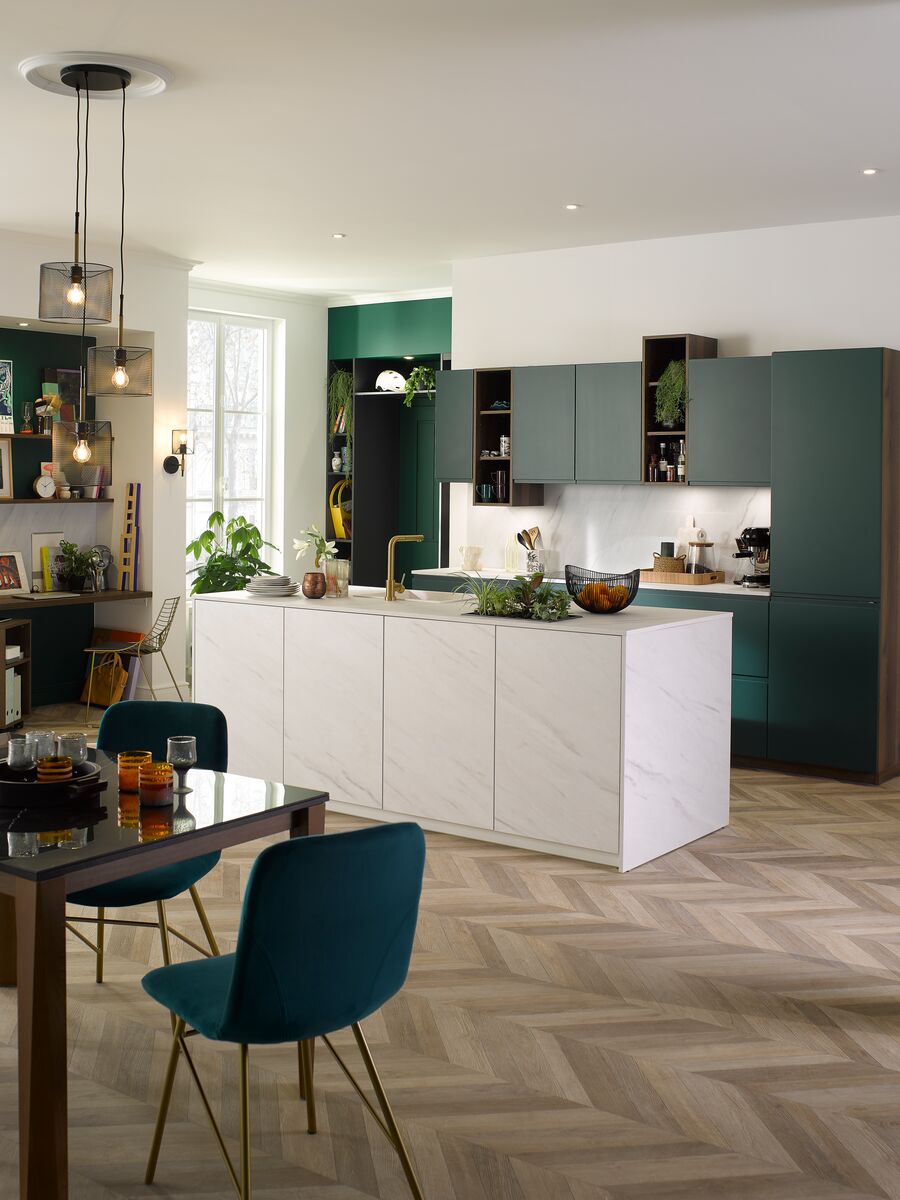 Découvrez comment créer une cuisine bicolore personnalisée avec les conseils Cuisinella. Associations de couleurs, dispositions optimales et motifs PIMP pour une cuisine unique. 