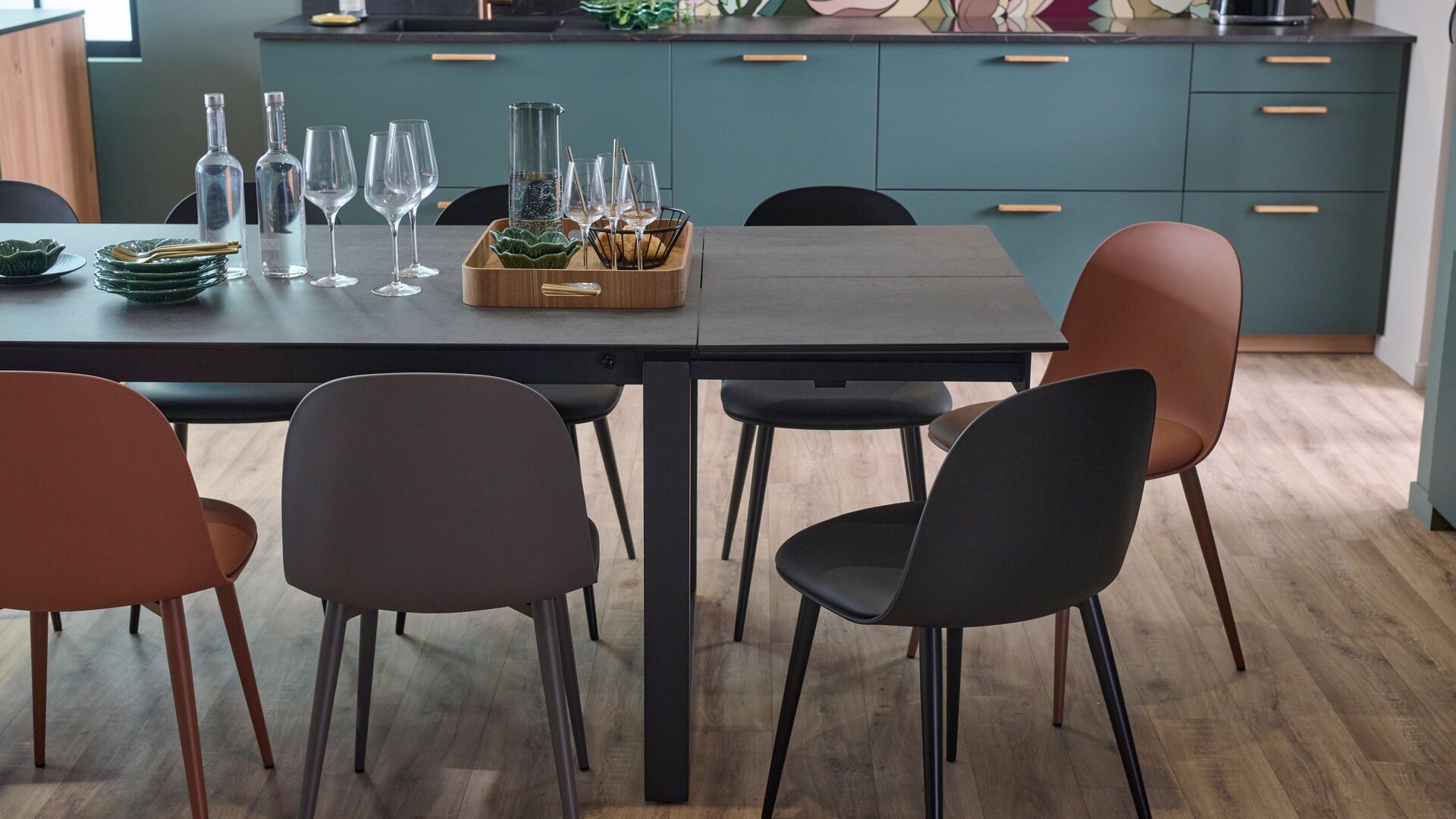 Découvrez nos solutions pour intégrer une table dans votre cuisine : choix des dimensions, astuces gain de place, tendances et conseils d'aménagement pour un espace repas fonctionnel. 