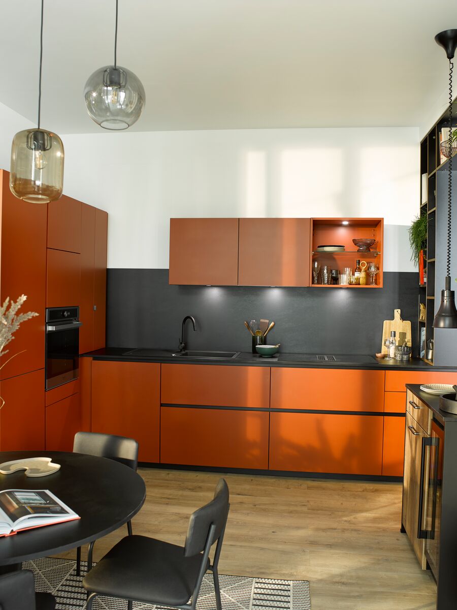 Découvrez comment intégrer les couleurs chaudes dans votre cuisine avec les nouveaux coloris 2026 de Cuisinella : rose, orange, terracotta et rouge pour un intérieur chaleureux !