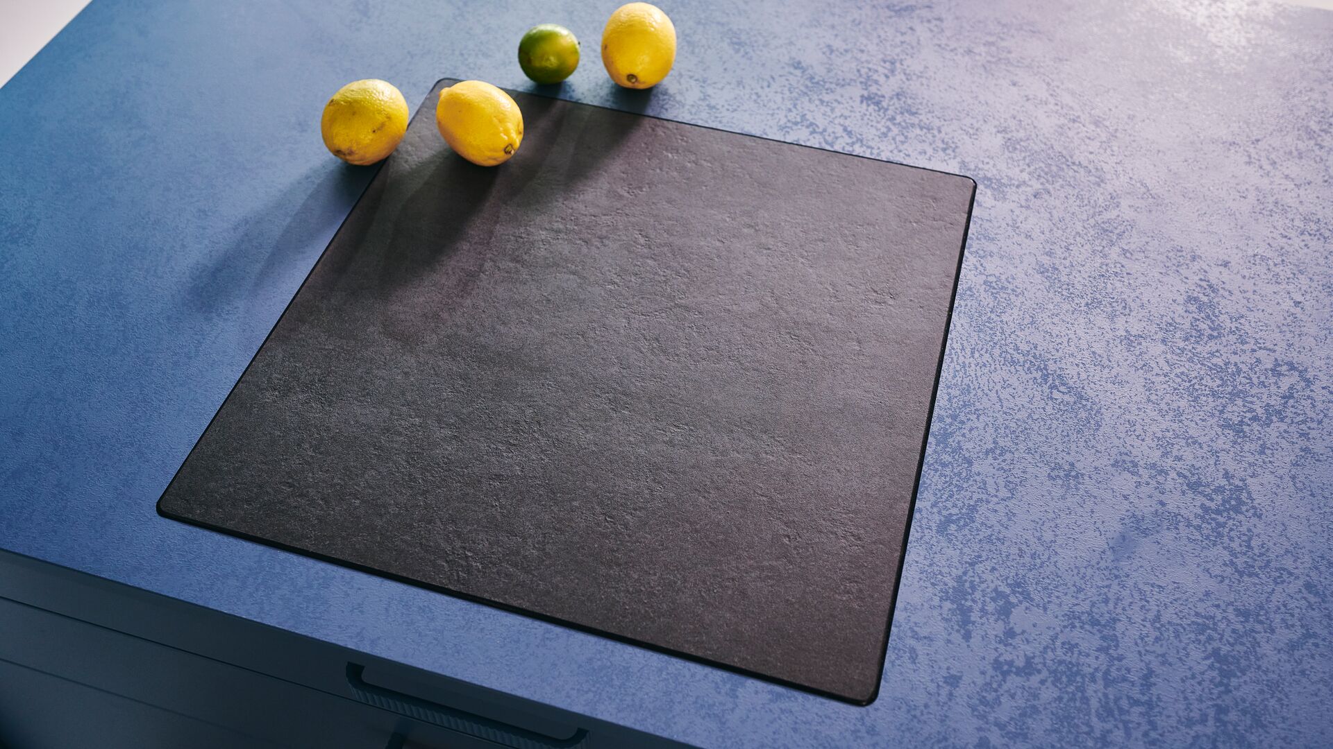 Comment choisir le bon plan de travail pour votre cuisine ? Matériaux, dimensions, entretien : notre guide complet pour faire le meilleur choix et optimiser votre espace.