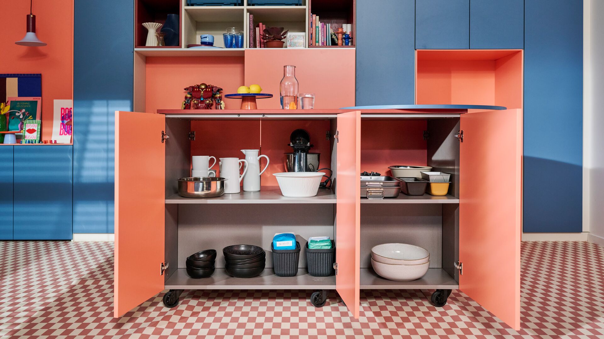 Découvrez nos solutions intelligentes pour optimiser le rangement de vos courses : garde-manger, légumier, organisation du frigo et système de vrac. Des astuces Cuisinella pour une cuisine bien organisée !