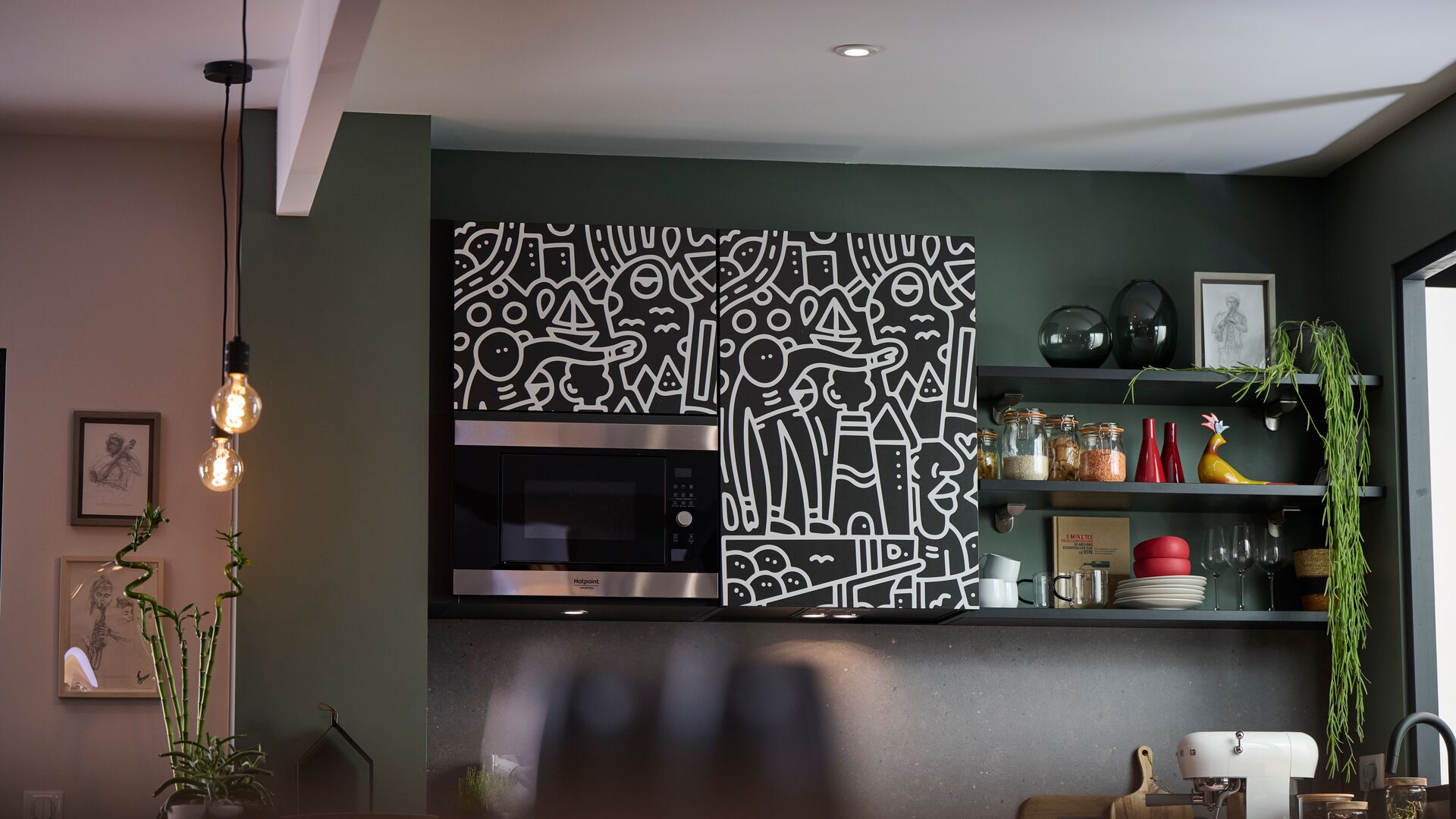 Découvrez nos astuces naturelles et écologiques pour nettoyer votre micro-ondes efficacement. Solutions au citron, vinaigre blanc et conseils d'entretien pour un appareil impeccable.